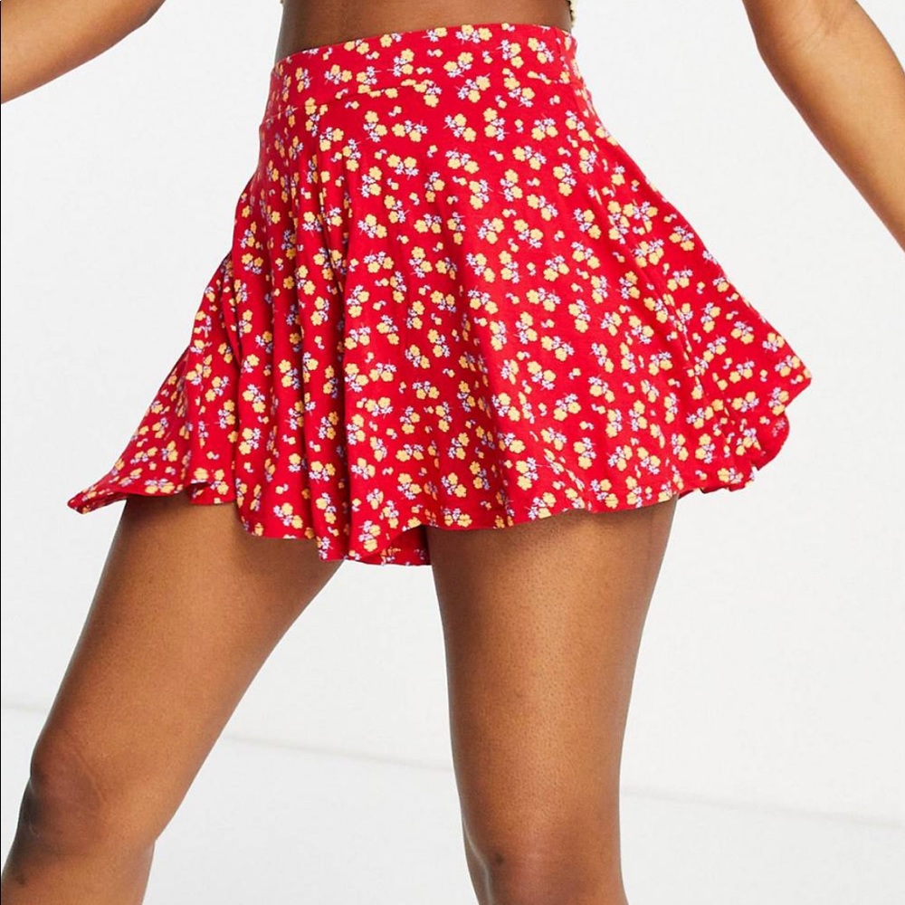 Missguided short with floaty hem in red floral